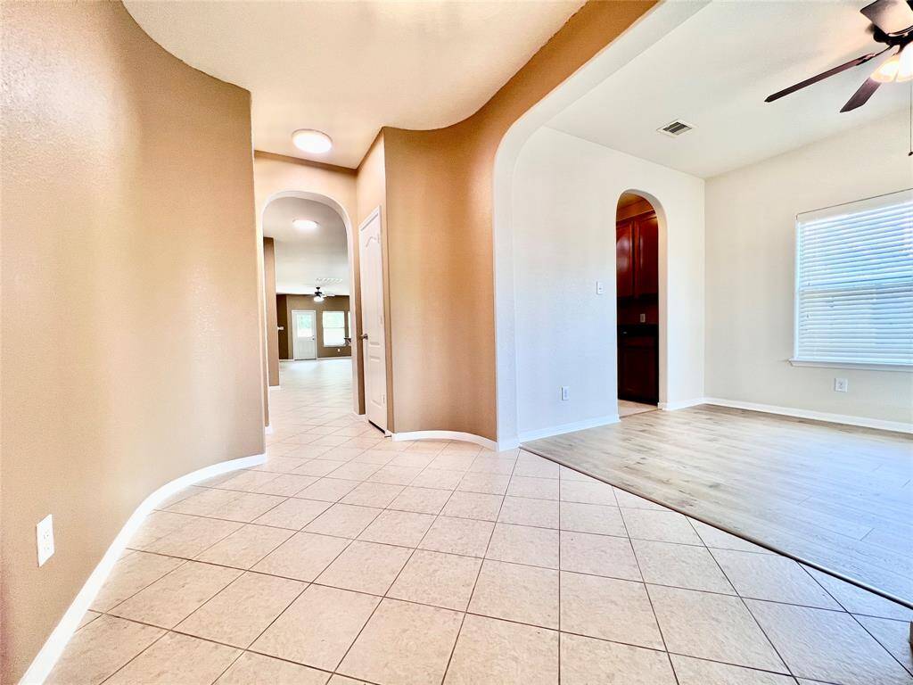 Very inviting Entry Foyer area