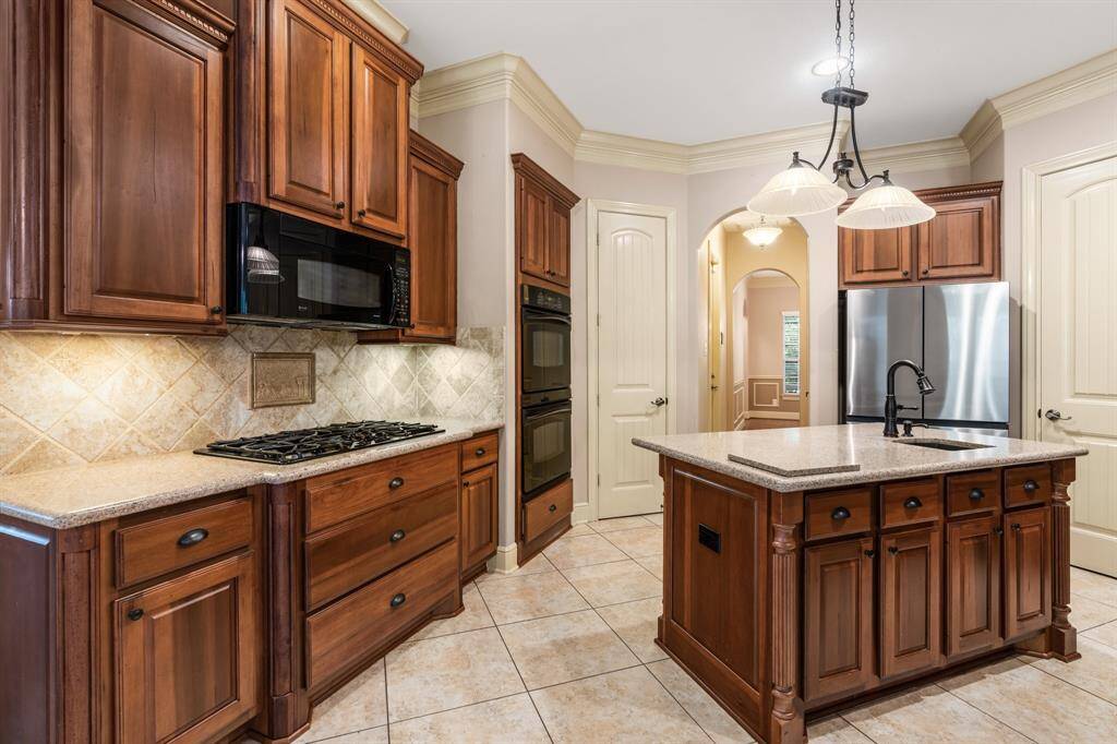 Gas cooking, prep sink on island, double ovens