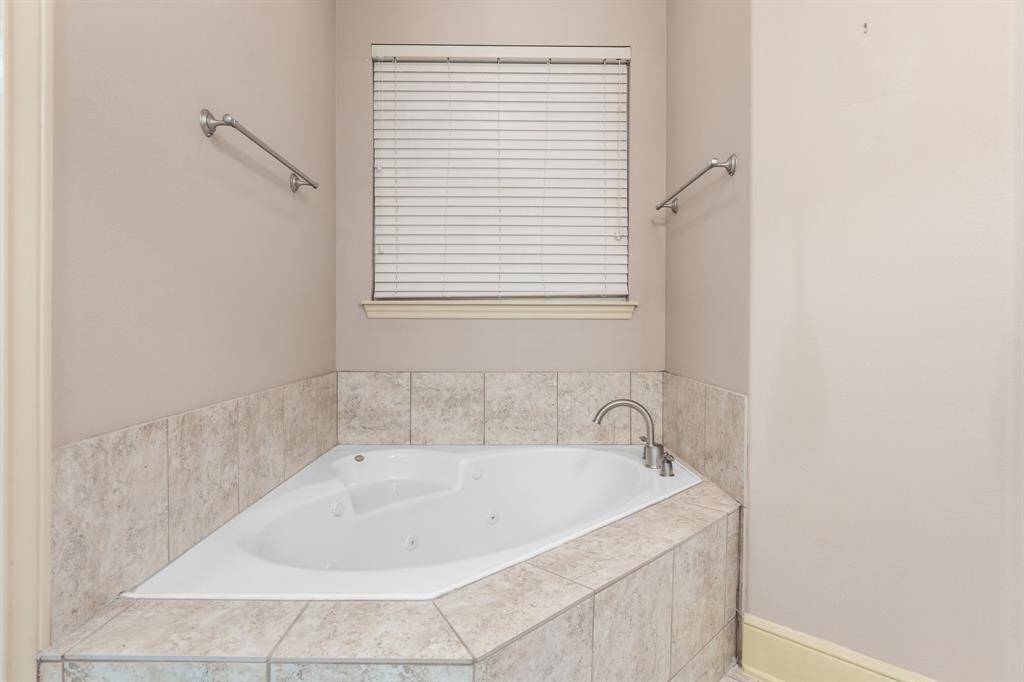 Nice soaking tub