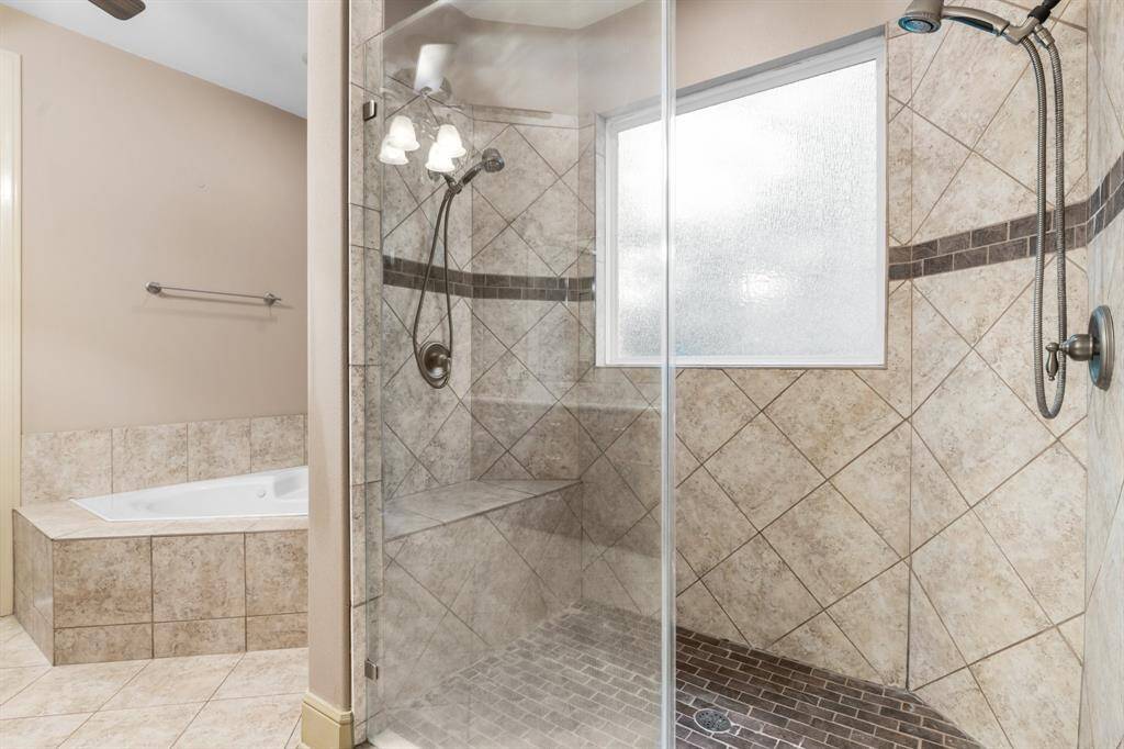 Oversized shower with bench seat and double spays