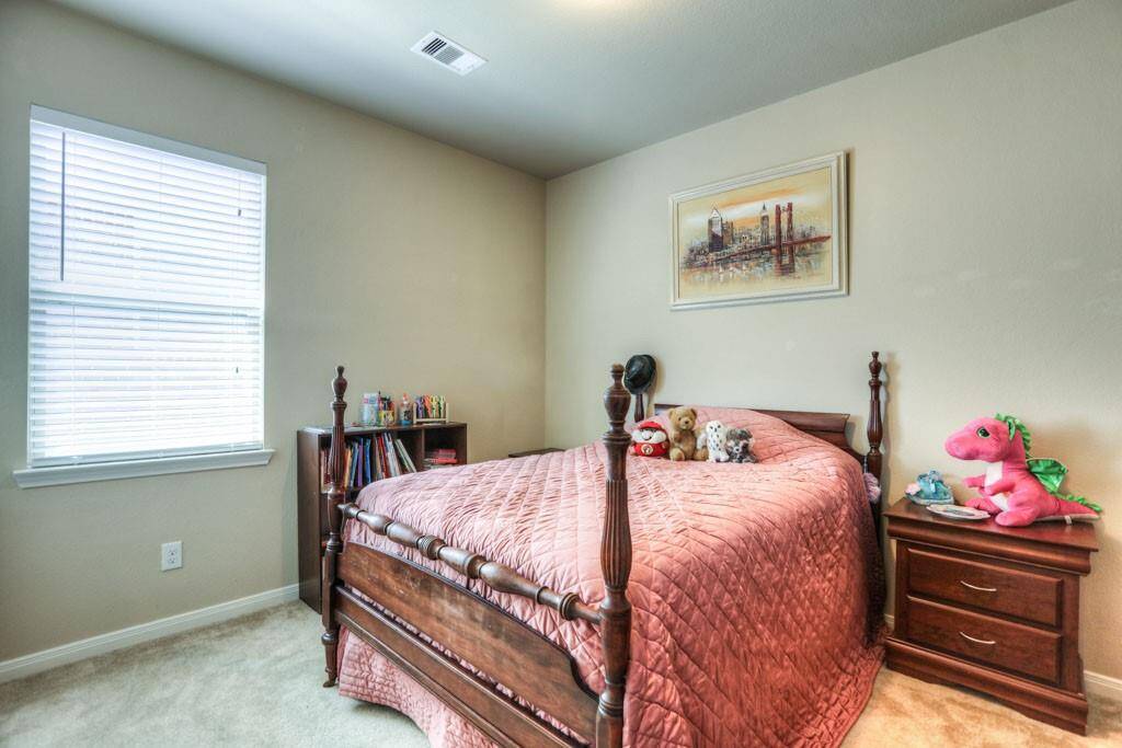 Another guest bedroom