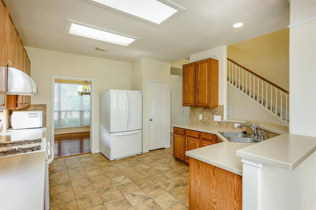 TONS OF STORAGE IS THISKITCHEN PLUS A SEPARATEPANTRY.