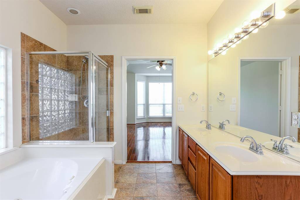 LARGE MASTER BATHROOMWITH DUAL SINKS, TUB &SEPARATE WALK-IN SHOWER.