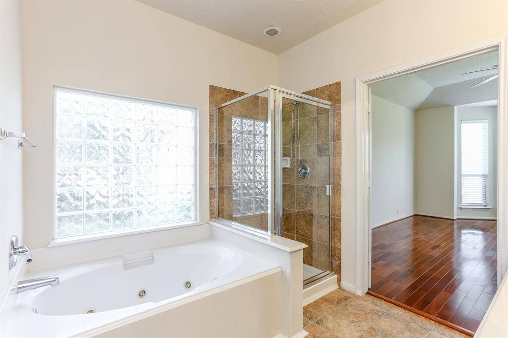 THE CLEAR GLASS BLOCKALLOW TONS OF NATURALLIGHT IN THIS RELAXINGMASTER BATHROOM.