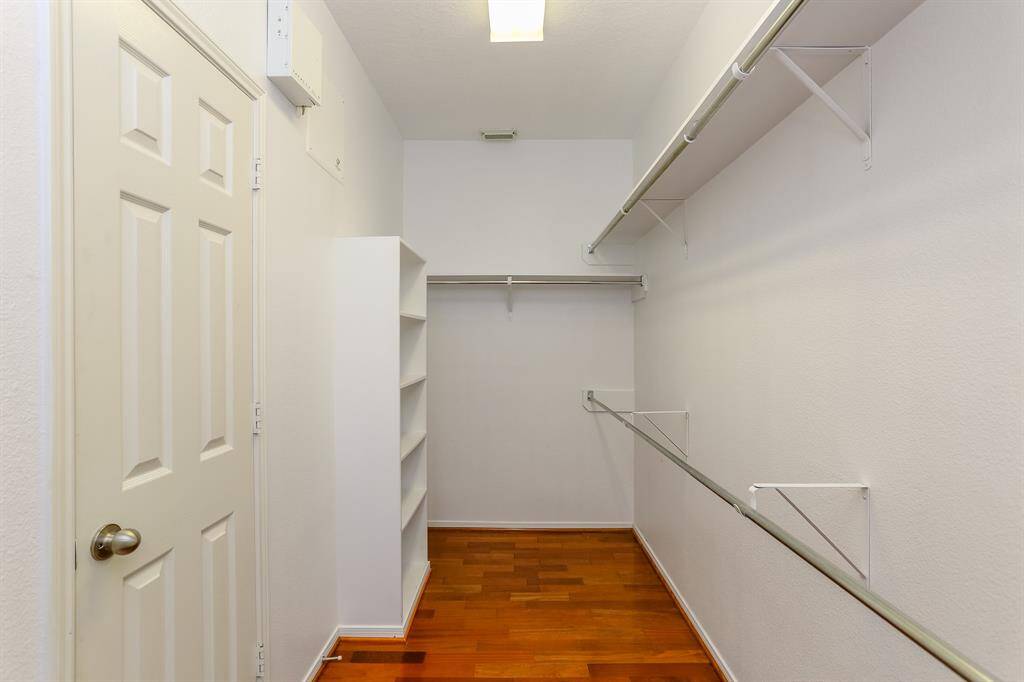 A SPACIOUS WALK-IN CLOSETHELPS YOU GETEVERYTHING ORGANIZED.