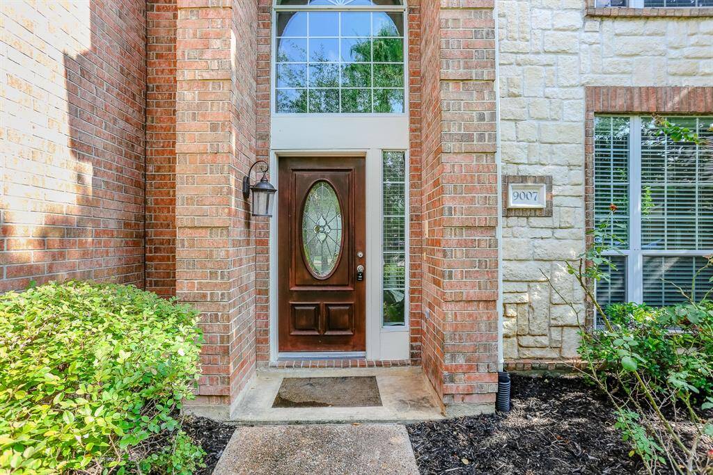 THIS LOVELY BRICK HOME IS2,542 SQ.FT. WITH 4BEDROOMS, 2.5 BATHS, ANDZONED TO LAMARCONSOLIDATED ISD
