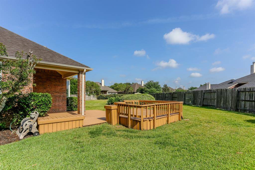 THE OPEN PATIO & WOODENDECK IS THE PERFECT SPOTTO FIRE UP THE GRILL ANDDO SOME OUTDOORCOOKING!