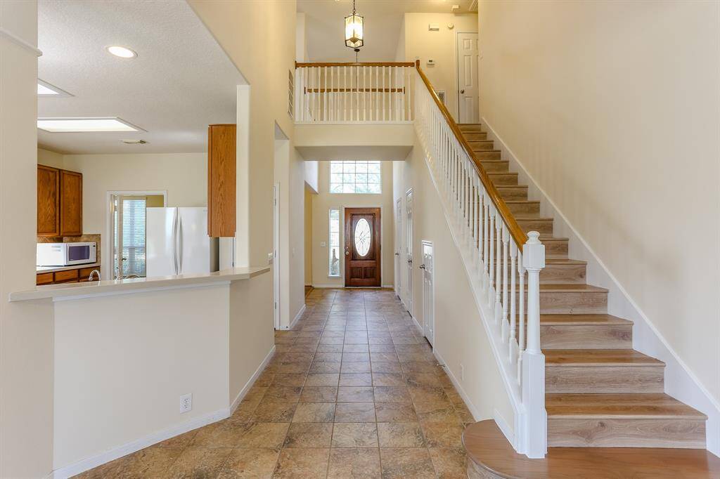 THE FOYER OPENS UP INTO ABEAUTIFUL OPEN CONCEPTFLOOR PLAN WITH 2-STORYHIGH CEILINGS.