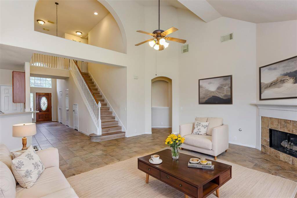 THE FAMILY ROOM FEATURESA VAULTED CEILING AND ACOZY TILE-FRONTEDFIREPLACE. **This room has been virtually staged.