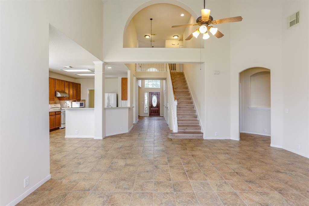 THE FAMILY ROOM IS AN ENTERTAINER'S DREAM WITH ITS EASY ACCESS TO THE KITCHEN AND BREAKFASTAREA.