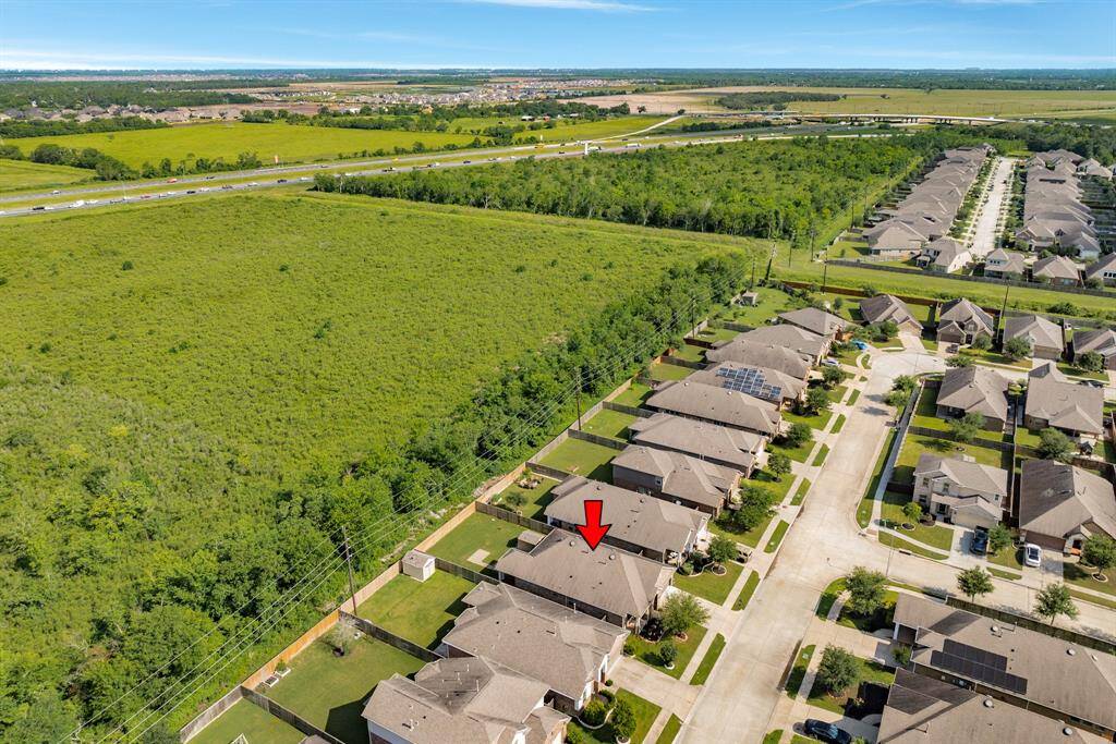 this is a great aerial showing there are no back neighbors, no noise very quite area