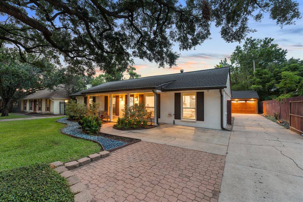Set beneath a canopy of majestic oaks, this home exudes timeless curb appeal with its 2022 fresh exterior paint, upgraded landscaping and lighting, and classic brick façade. A new roof (2024), high-efficiency windows (2019), and Wi-Fi enabled sprinkler system combine charm and function, all on a peaceful, tree-lined street in a prime Houston location.