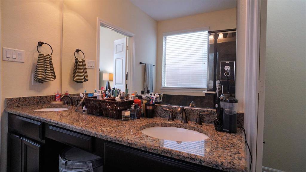 Master Bath has dual undermount sinks with granite countertops.