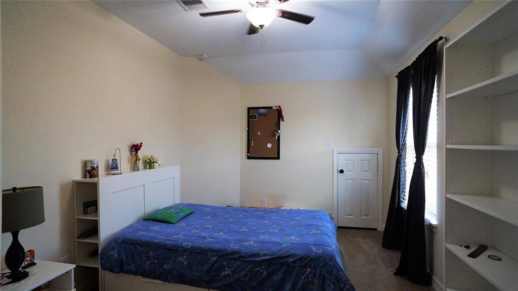 2nd Bedroom with it's own en-suite bath.