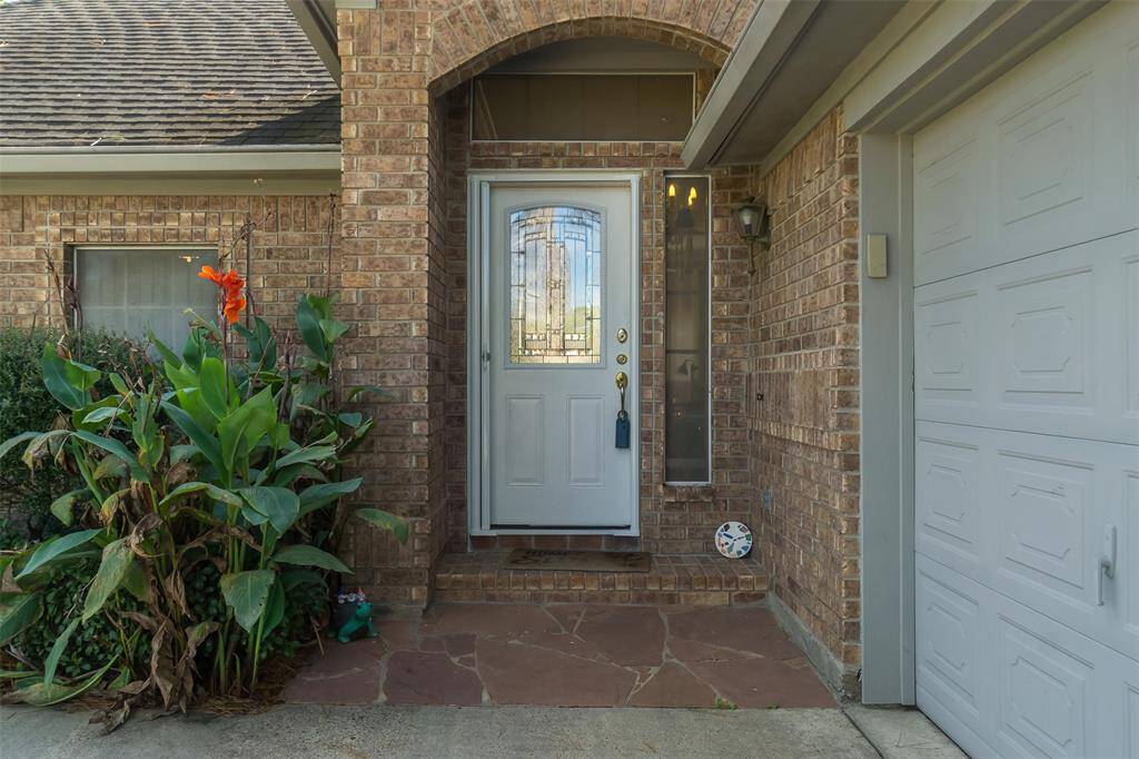 Retractable screen door to let in fresh air