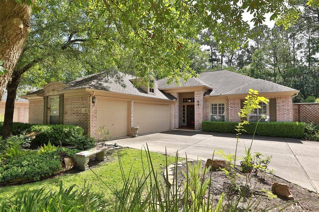 Welcome home to 126 S. Castlegreen! True 3 car garage!