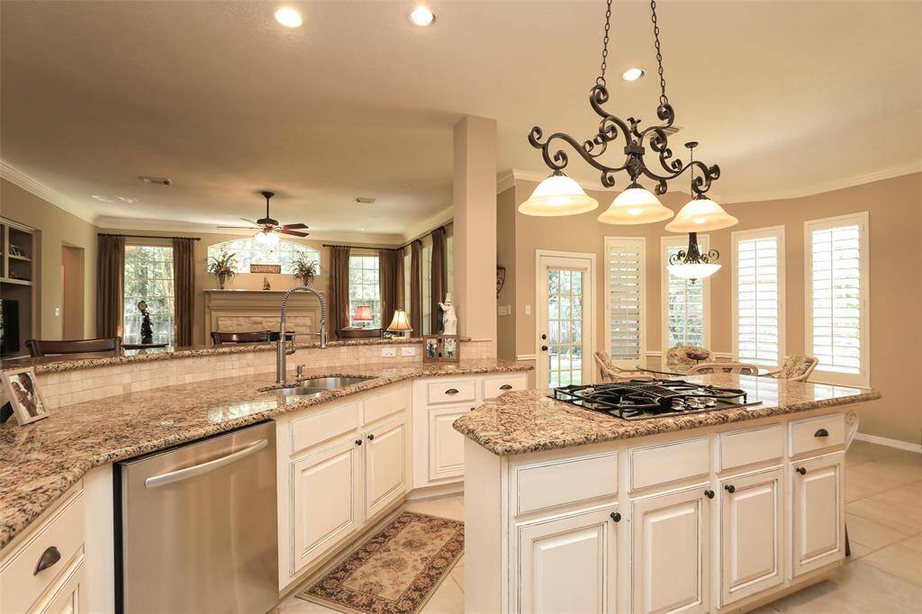 The kitchen has a center island with gas cooktop