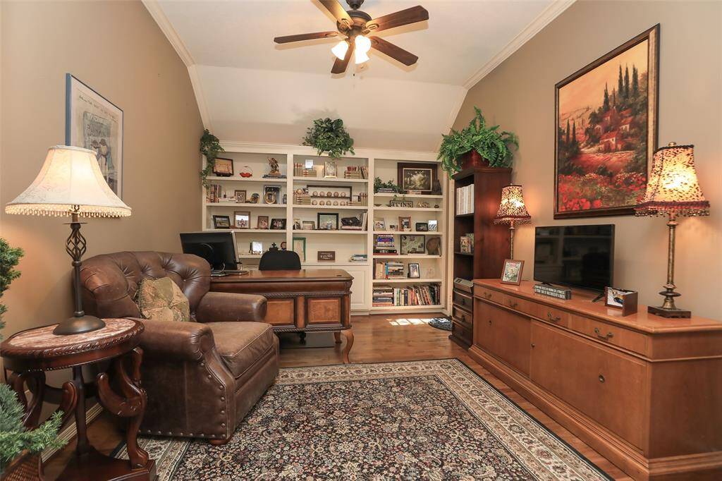 The study has extra shelving ... great for those family photos or if you work from home!