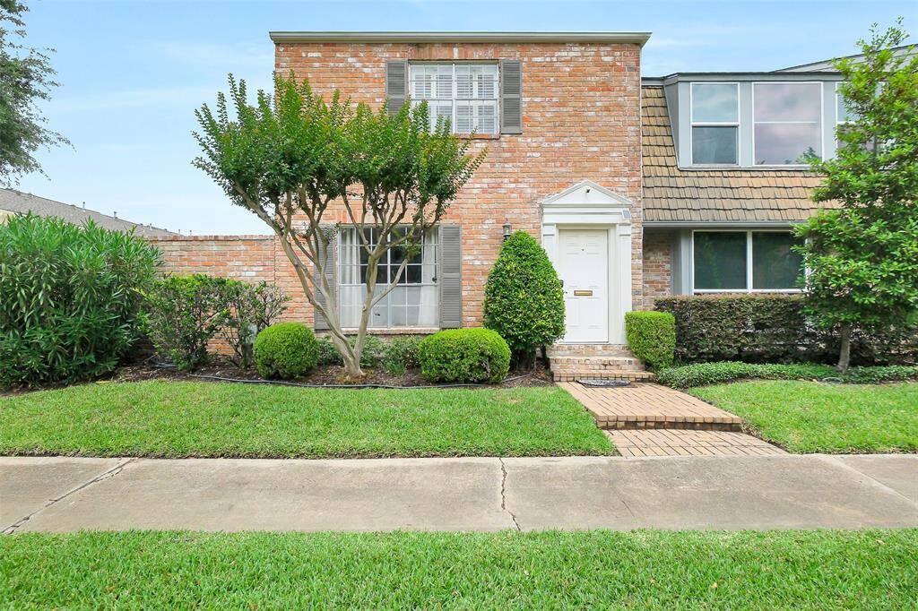 Welcome to 1321 Fountain View Unit 131!