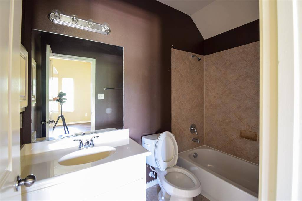 Hallway full bath