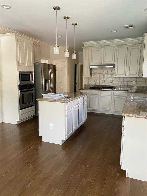 UPDATED PHOTO OF THE NEW PAINTED KITCHEN CABINETS.