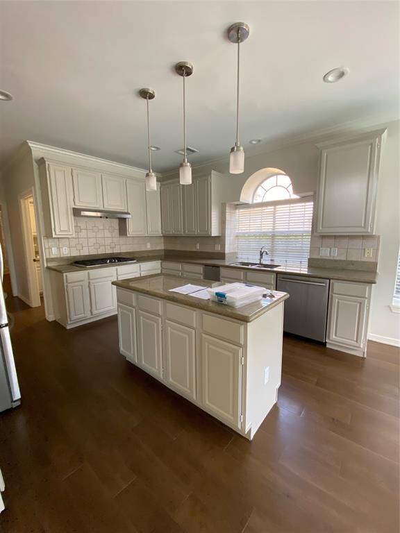 UPDATED PHOTO OF THE NEW PAINTED KITCHEN CABINETS.