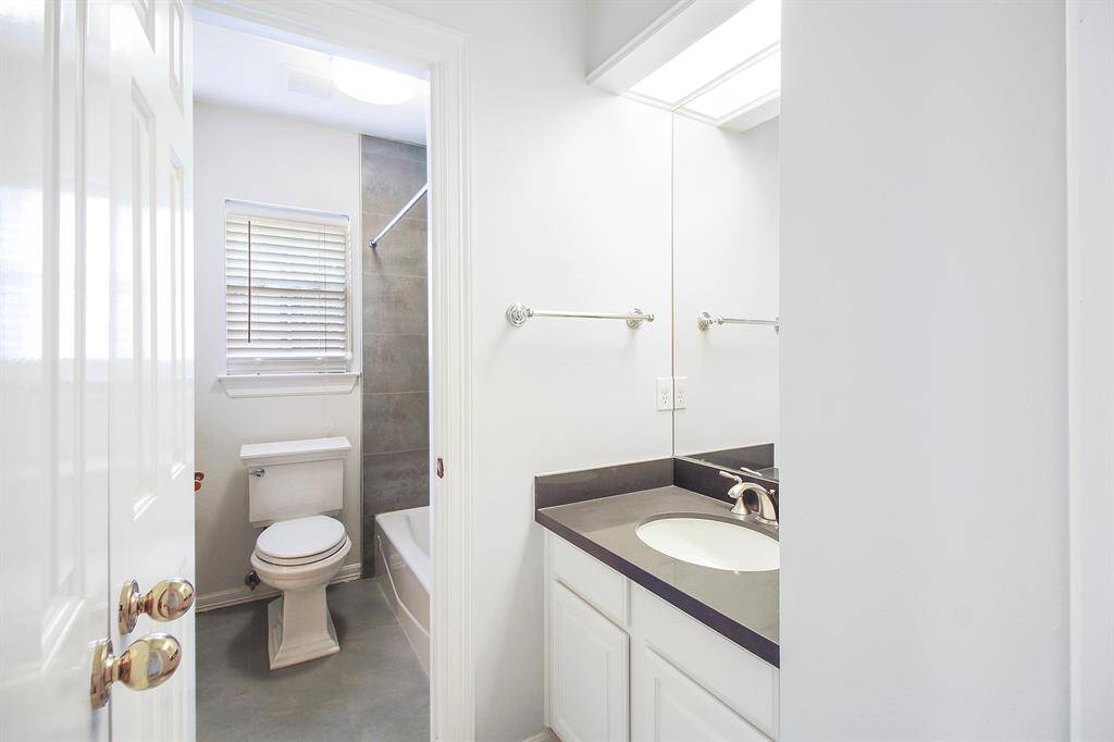 Another view of the bathroom.