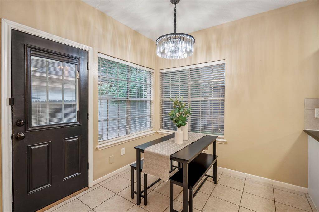Enjoy time in your cozy eat-in dining area—perfect for casual meals, coffee chats, and everyday moments.
