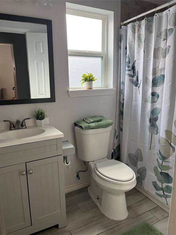 Guest bathroom.