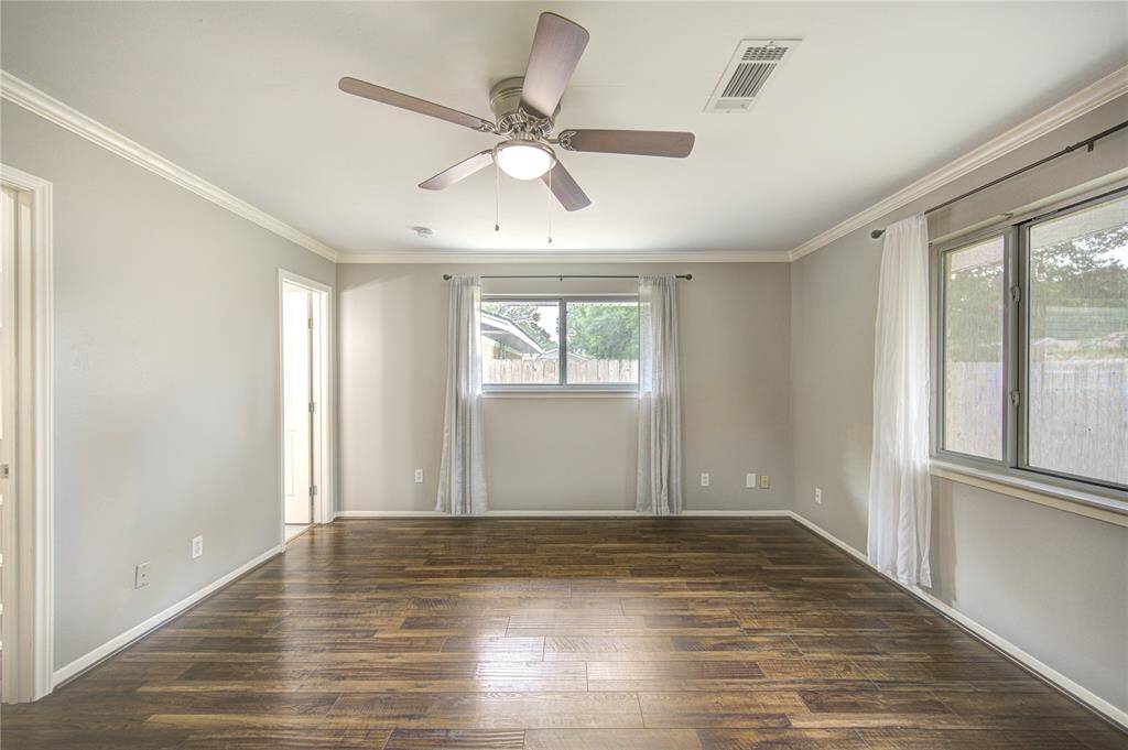 Laminte floors and crown molding