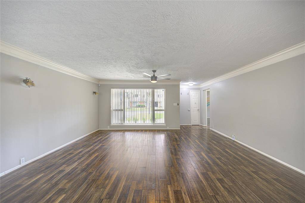 Open floor plan w/ crown molding