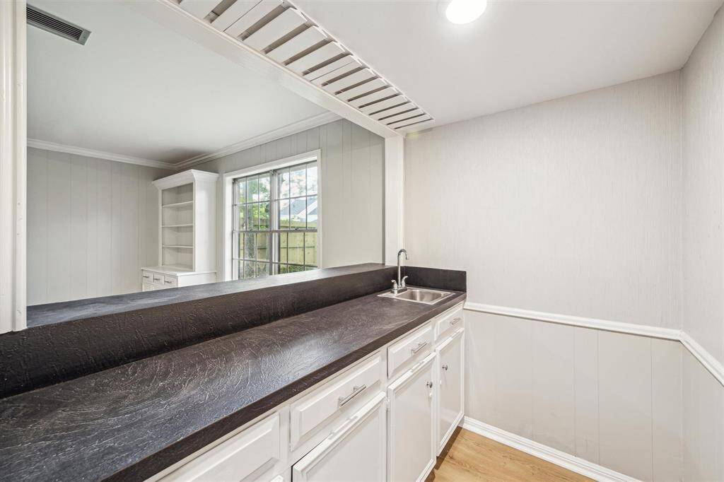 Wet bar, great for serving ice cream, popcorn or coffee.