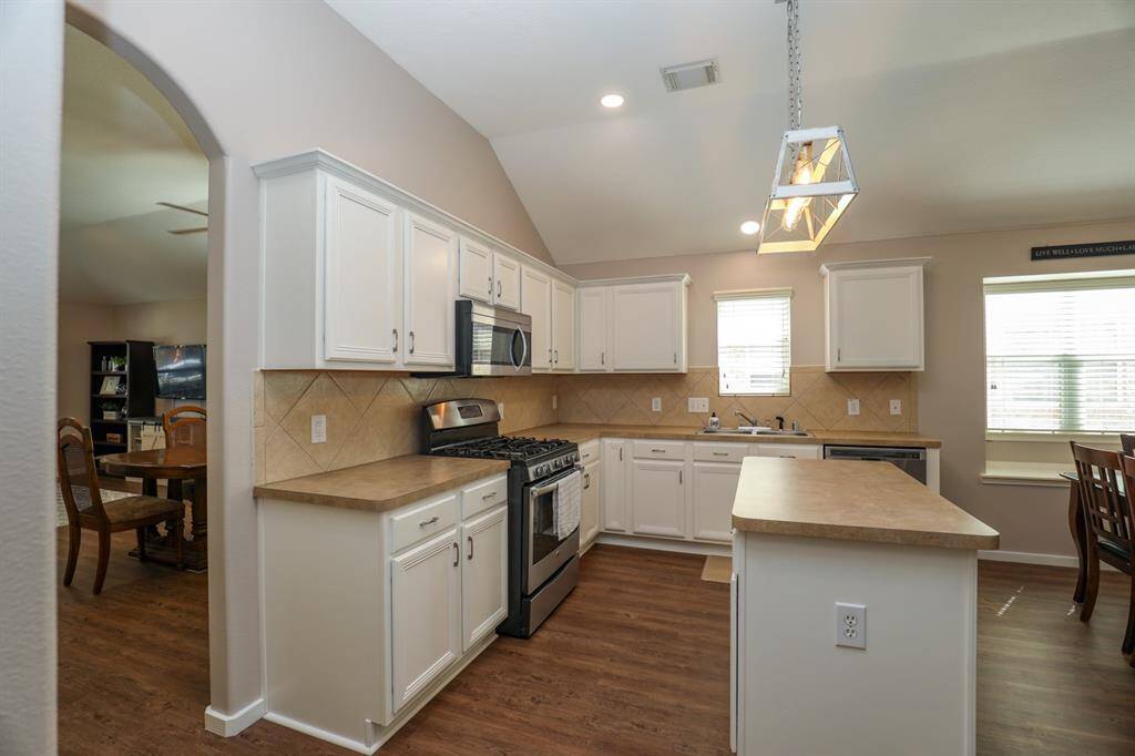 Imagine how happy the chef will be with this much preparation space.