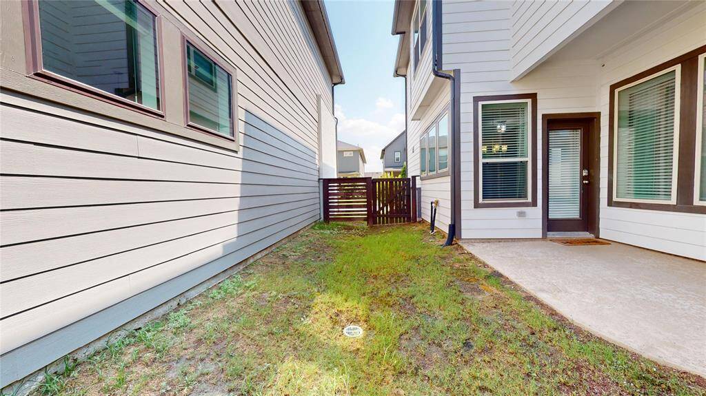Side fenced yard.