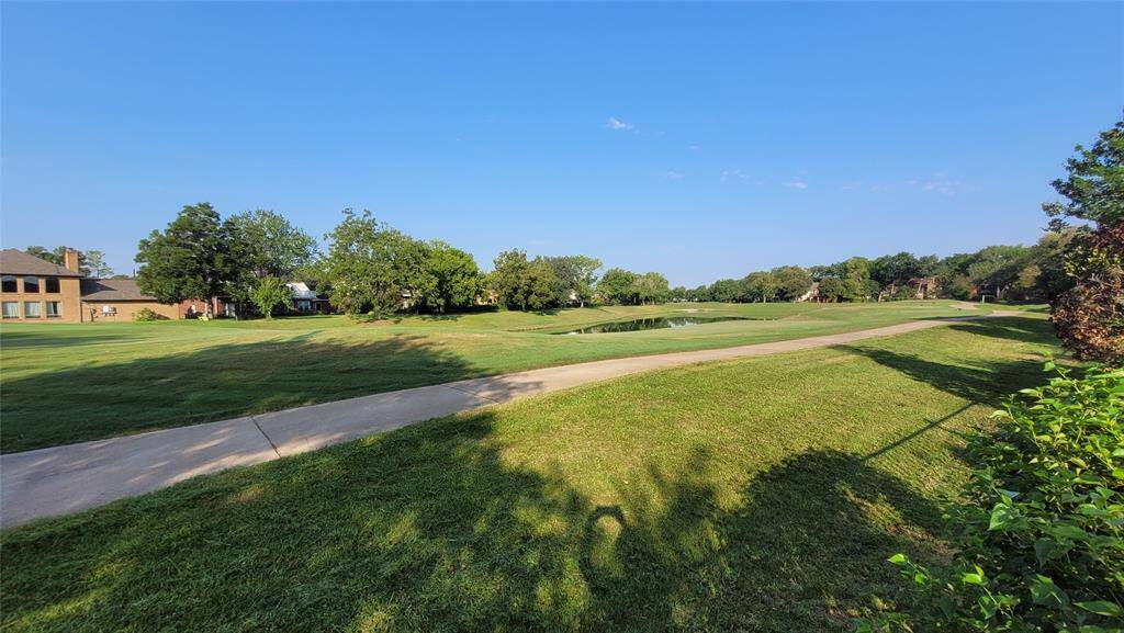 Direct access to golf course and lake