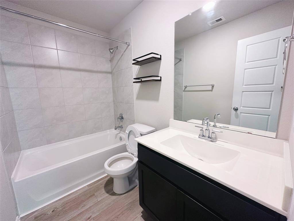Guest full bathroom