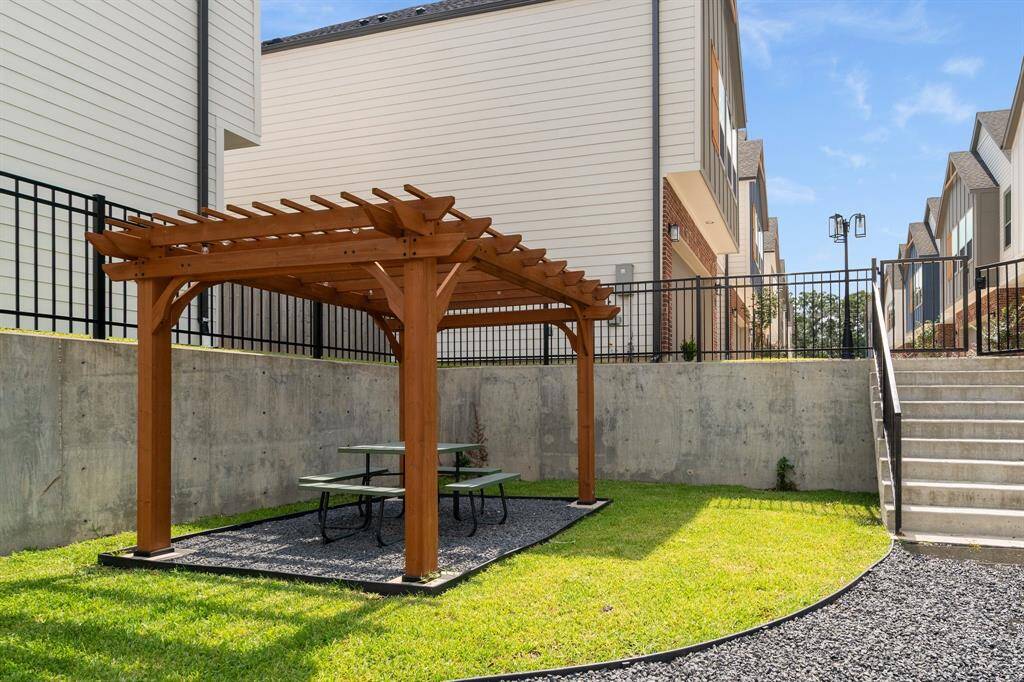 Home is located right next to this little fenced park with pergola and picnic area. Perfect for children or pets.