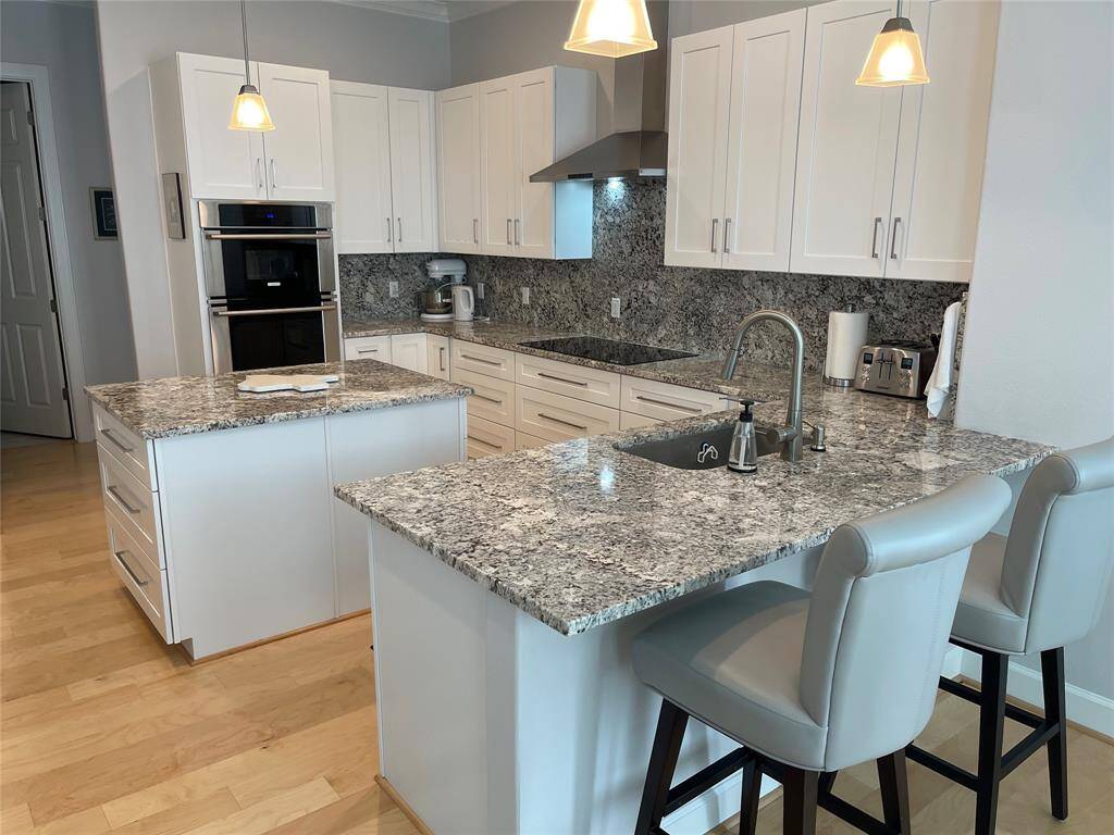 Inviting Kitchen With Breakfast Bar at 236 Bentwood Dr