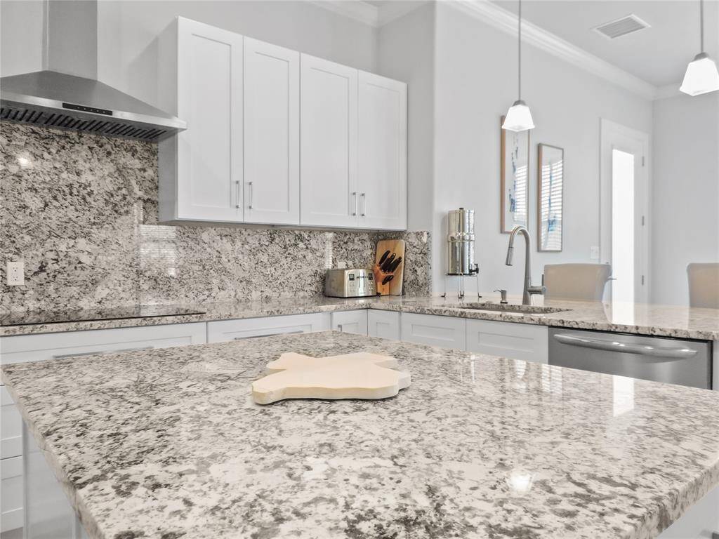 Large Granite Island and Chefs Dream Kitchen
