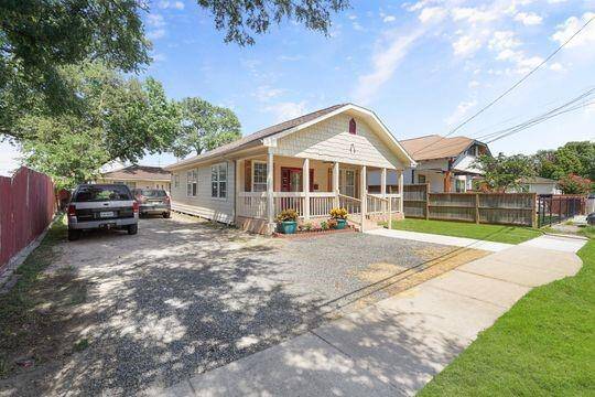 Cars can be park in the driveway and front of the house as well