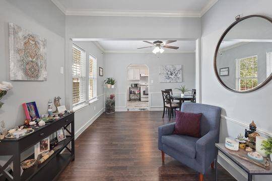 Flexible space leading to the dining and kitchen area