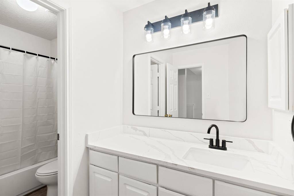 2nd Upstairs Bathroom
