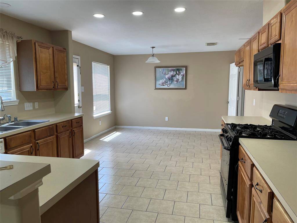 Breakfast room & kitchen