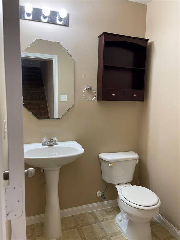 Half bathroom in the first floor