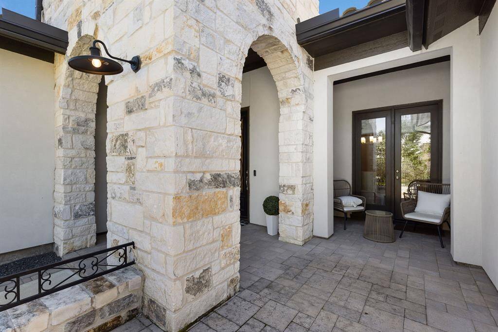 Front courtyard area opens up to the dining room.