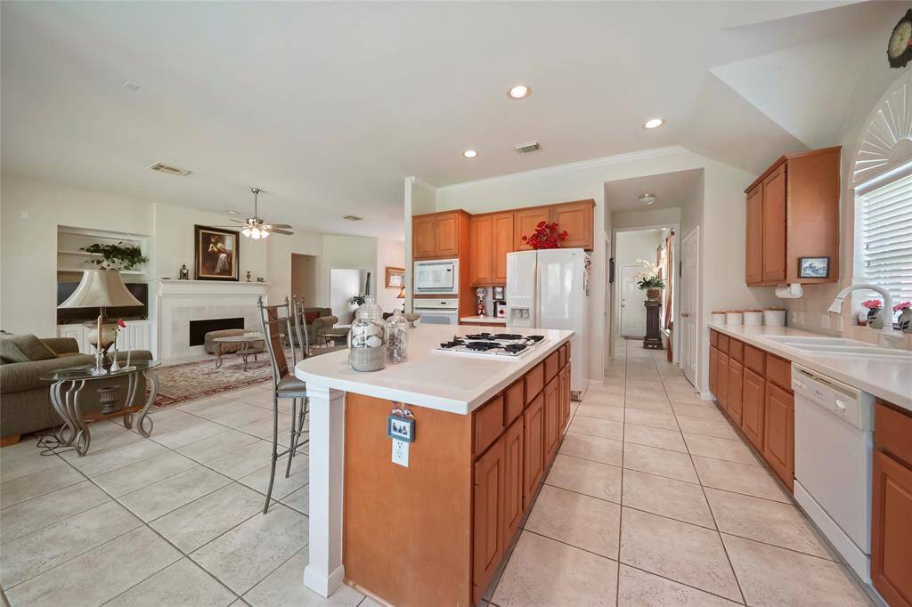 Open Floor Plan. Island cook top.