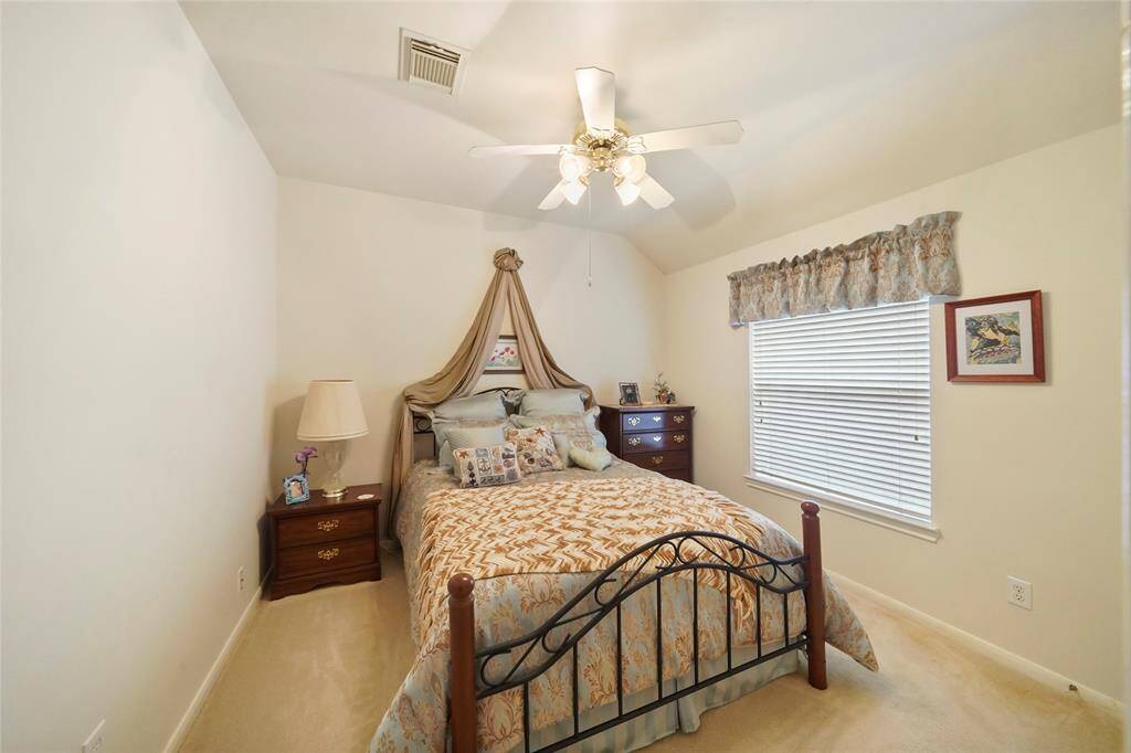 Secondary bedroom.