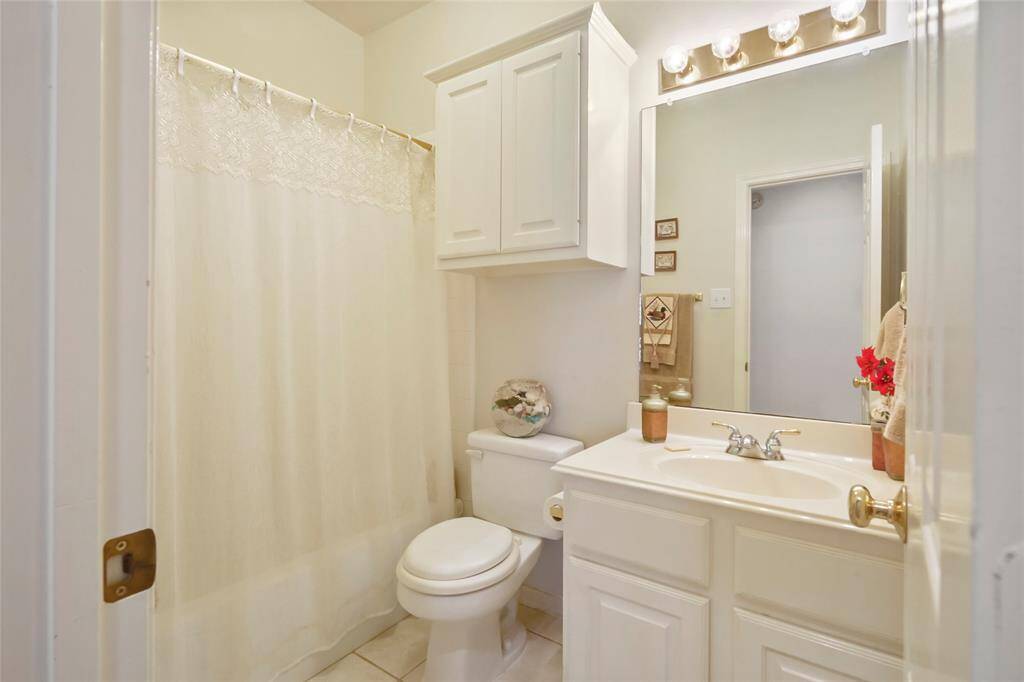 Secondary bathroom.