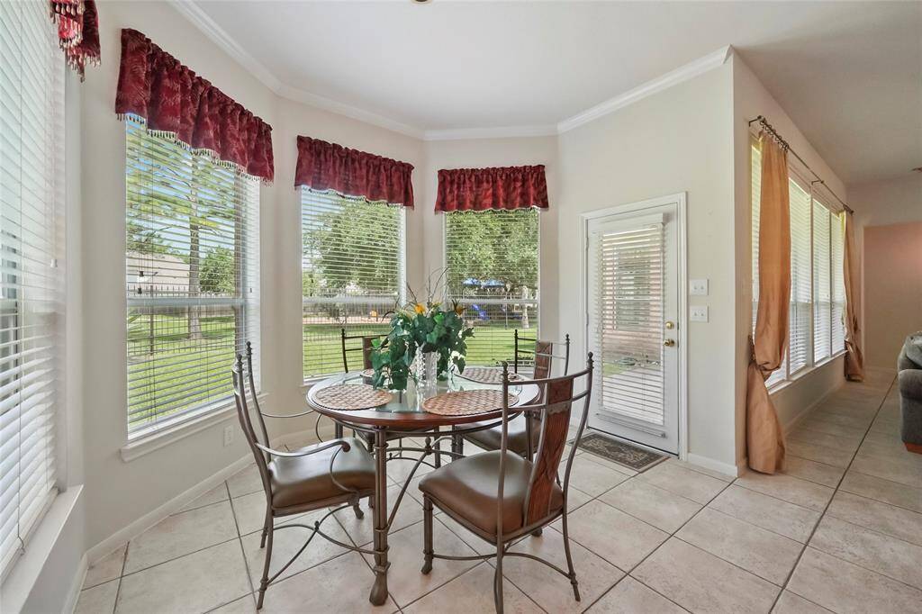 Breakfast room.