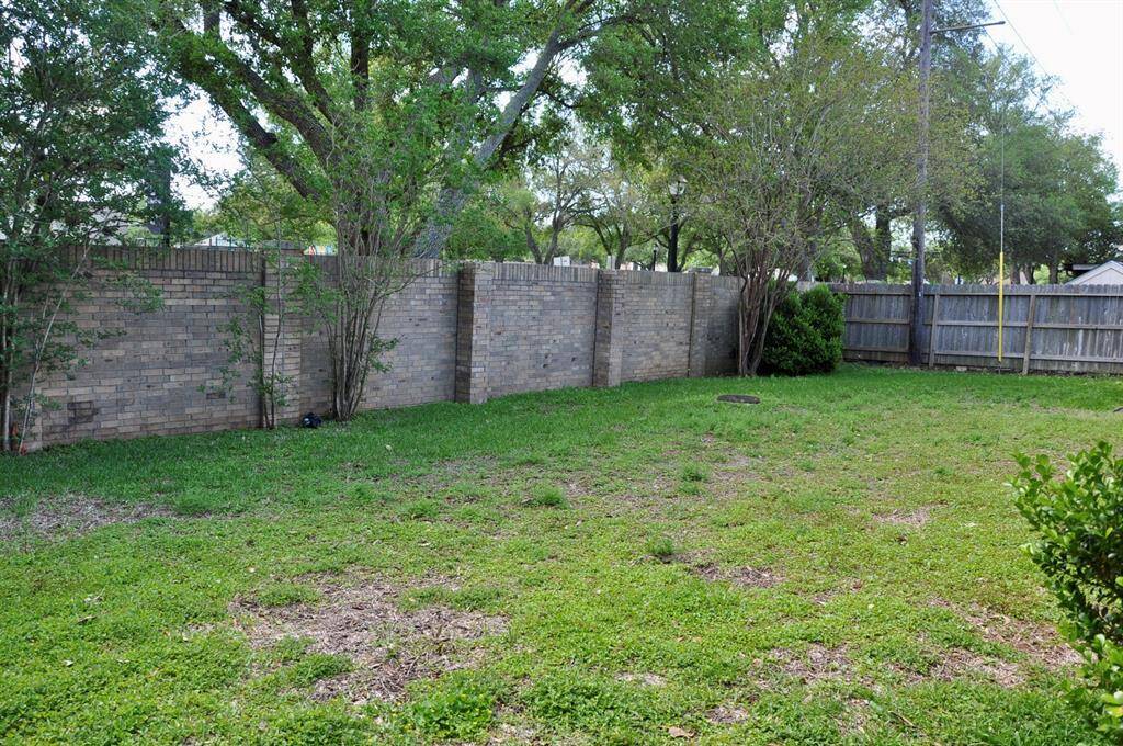 Spacious backyard for your pets